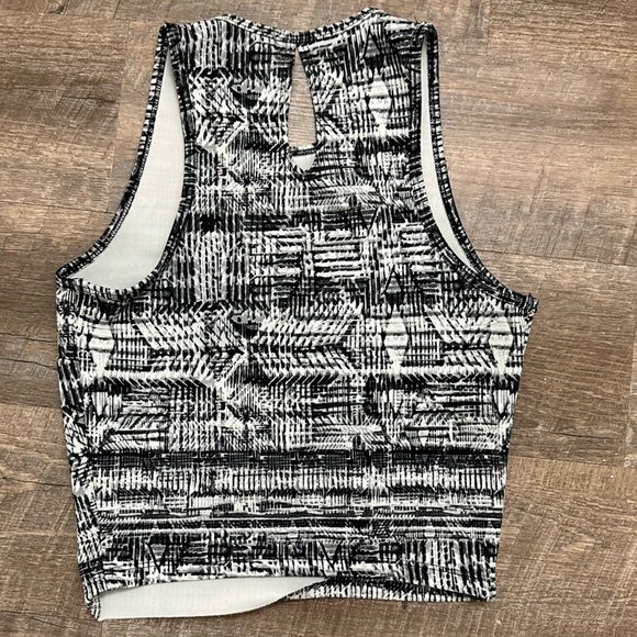 Women's Aztec Printed Scoop Neck Key Hole Black & White Crop Tank Top - Size XS - Picture 3 of 16